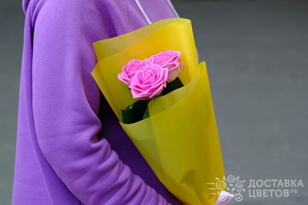 Букет из 3 розовых роз в пленке "Аква"